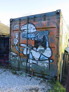 829139 Afbeelding van graffiti van een vervaagde blauwe Utrechtse kabouter (KBTR) op een container op het terrein van ...